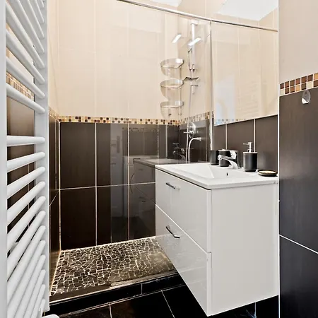 Apartment Renting - Arson - Chic & Modern Design 2-bedroom Ac Port