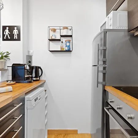 Renting - Arson - Chic & Modern Design 2-bedroom Ac Port Apartment *